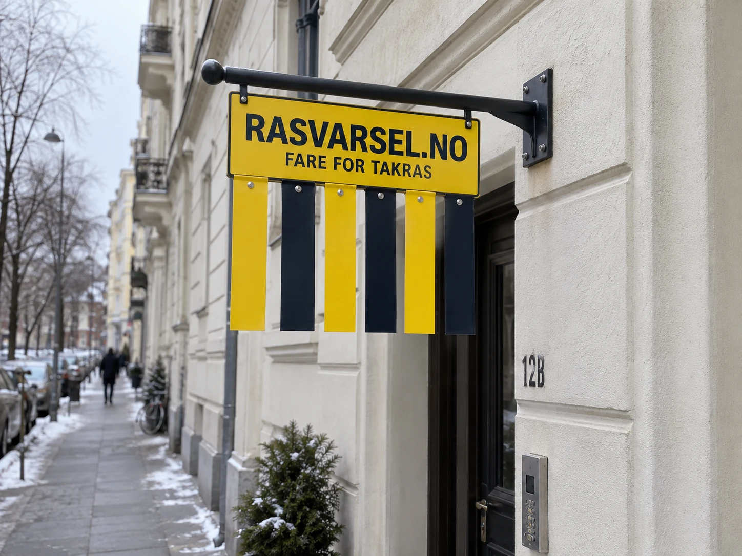 Skiltkonsept med signalgult og marineblått RASVARSEL.NO-skilt hengende fra en stang ut fra en bygårdsvegg ved fortauet.
